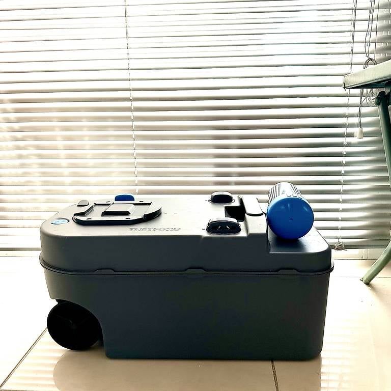 WC: Cassette WC Thetford C220  – Usato da Collombey venduto da qua_lb8f