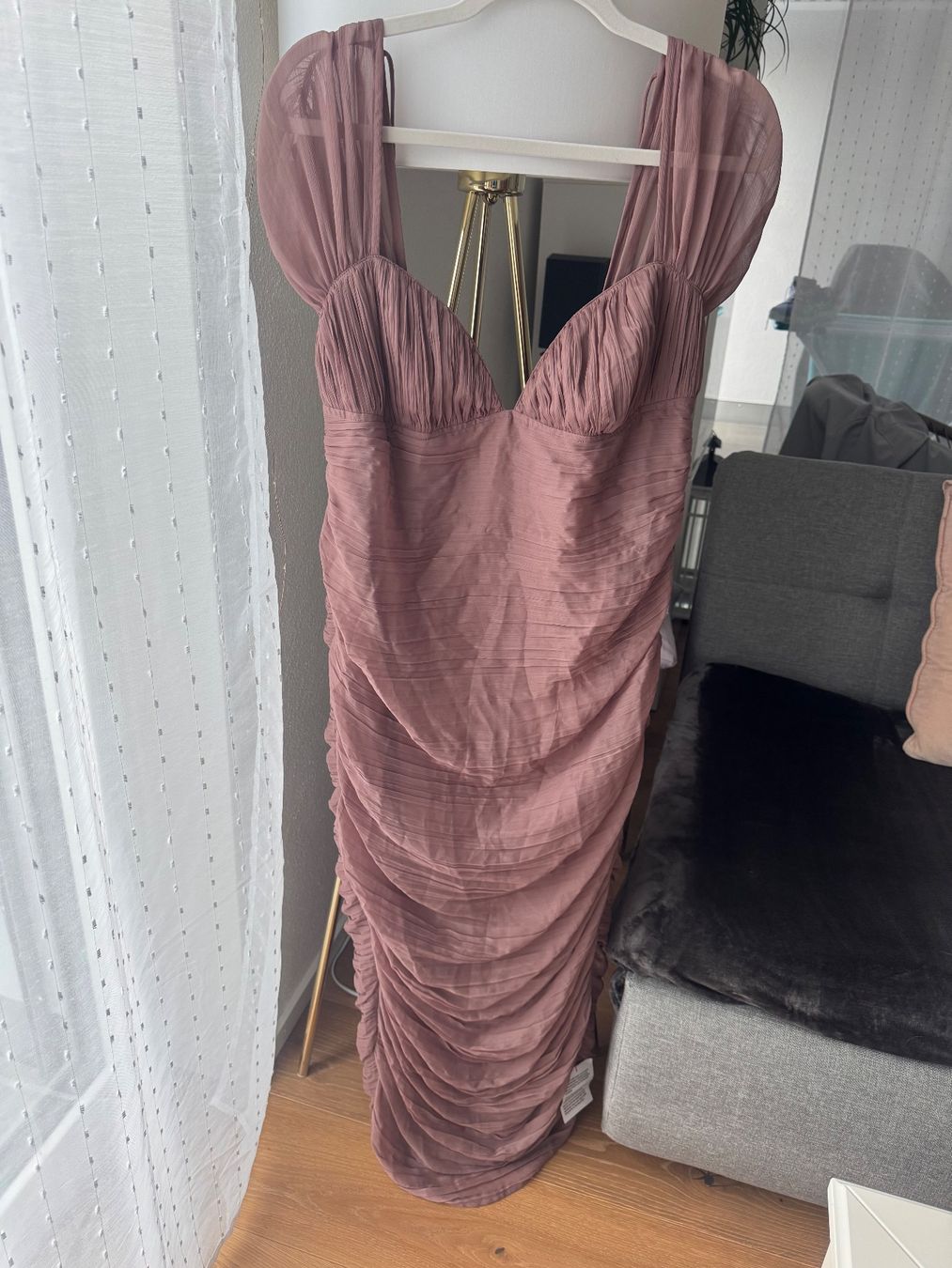 Asos Vestiti: Gerafftes Midikleid Schlitz – Usato da Schmerikon venduto da Adrianka55 3