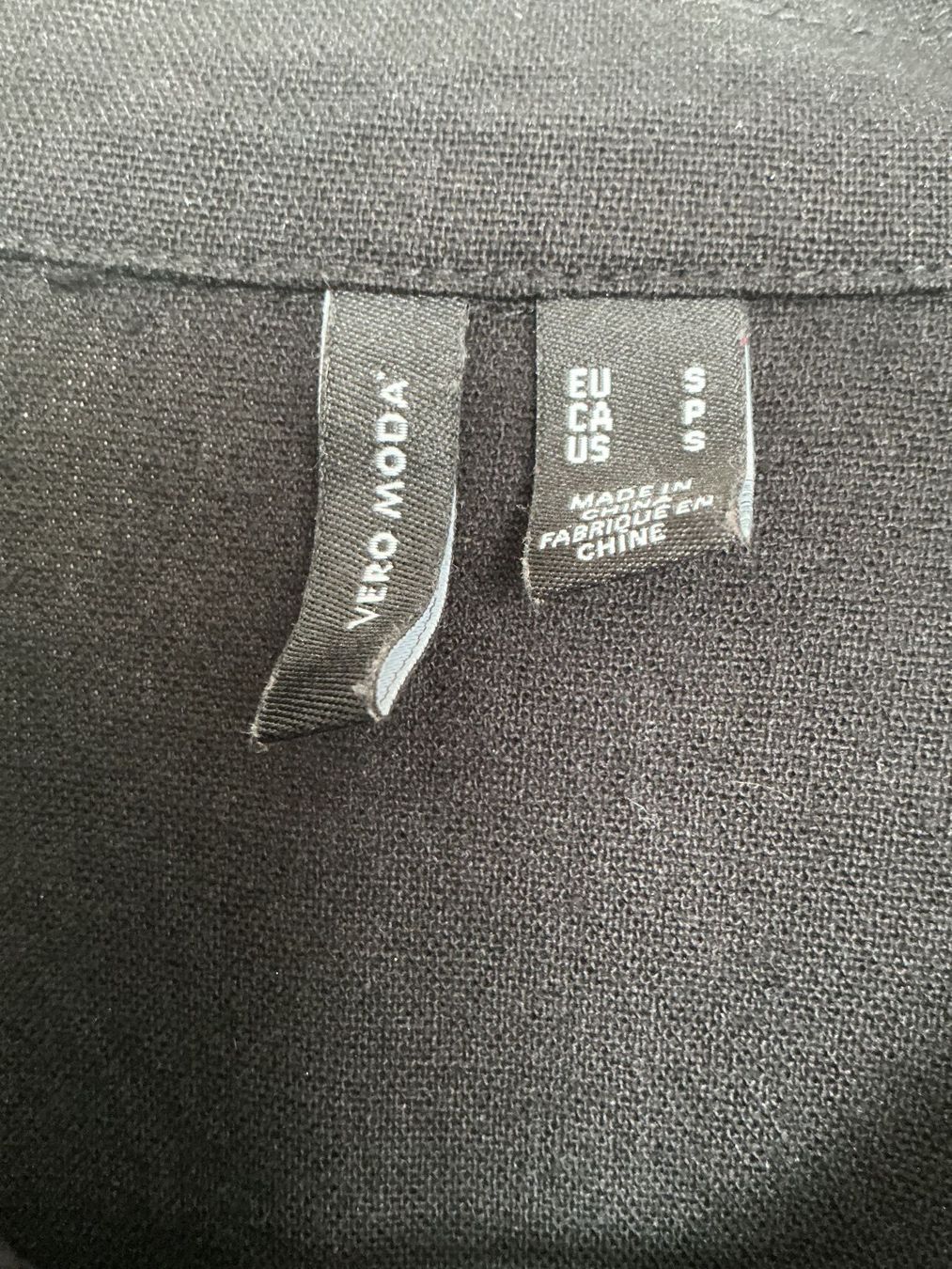 Vero Moda Blusen: Cropped Hemd in schwarz – Gebraucht aus Zürich von vesieber 1