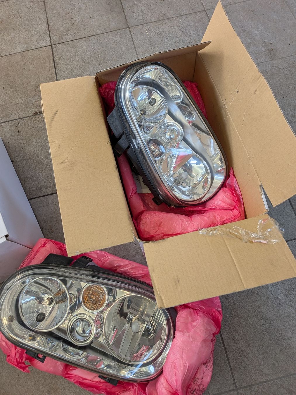 Valeo Scheinwerfer: VW Golf 4 Scheinwerfer paar Valeo – Gebraucht aus Wangen-Brüttisellen von Ericaebi 4