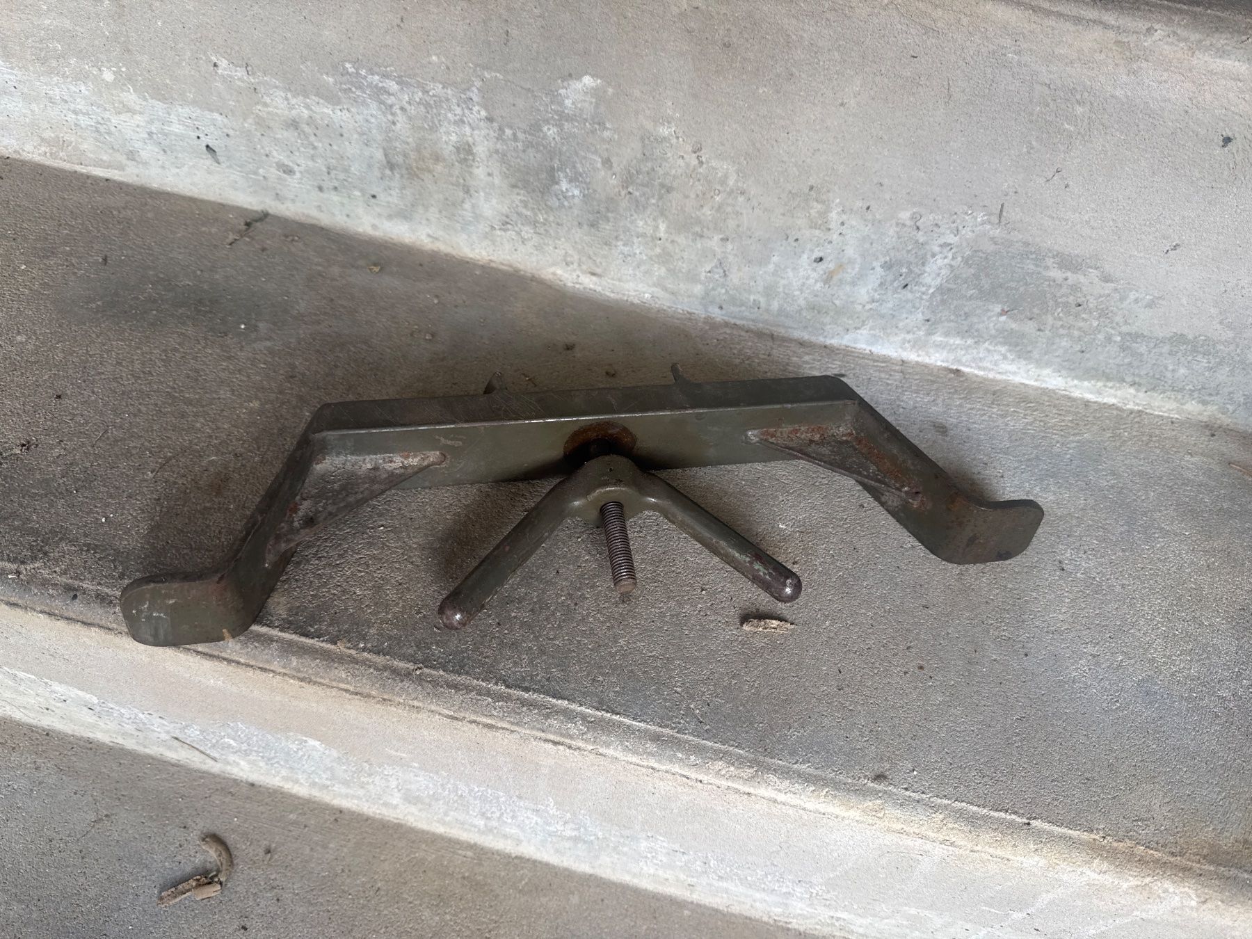 Land Rover Alle Ersatzteile: Land Rover Armee Reserverad Halter – Gebraucht aus Rüegsbach von landy68