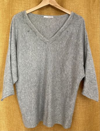 Pullover gris à col brodé 