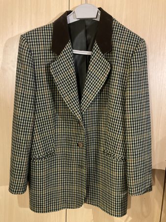 Klassischer karierter Blazer mit braunem Kragen