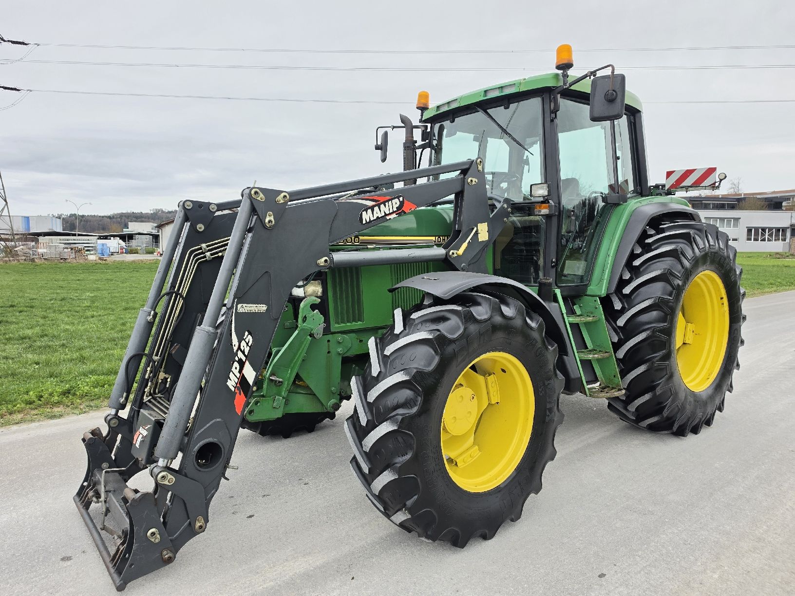 John Deere Trattori: John Deere 6900 mit Druckluft & Frontlader PERLE! – Usato da Bösingen venduto da lauda-lauda 6