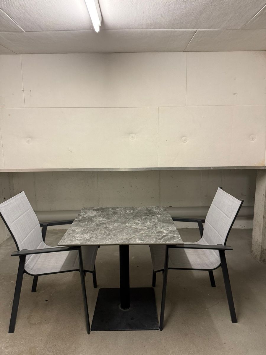 Set di tavolo e panche: Tisch in Marmoroptik und Stühle – Usato da Schlieren venduto da Gabrielakom_