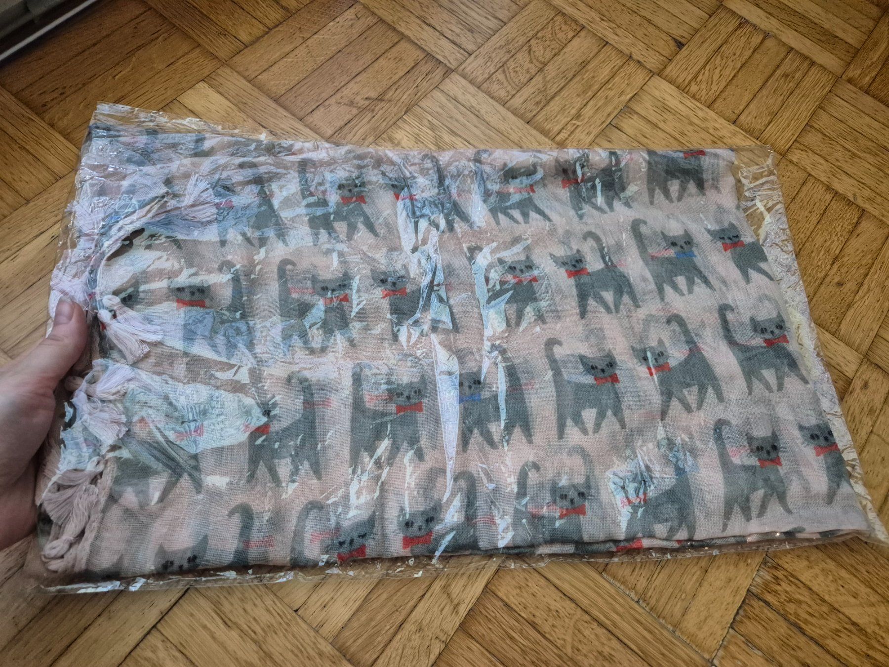 Foulards & écharpes: Schal mit Katzenmuster (Neu) – Neuf avec emballage d'origine à Zürich par pau_y8mv