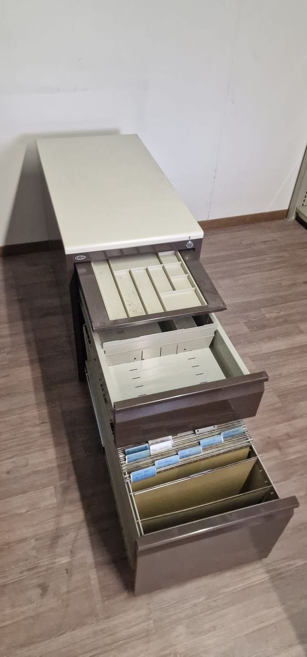 Lista Banconi: 2x Unterstellkorpus Lista + Tisch – Usato da Alpnach Dorf venduto da jkp_k62jg 2