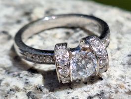 Ring Weissgold 18K (punziert 750) 0.93 ct. Diamanten TW, VS1