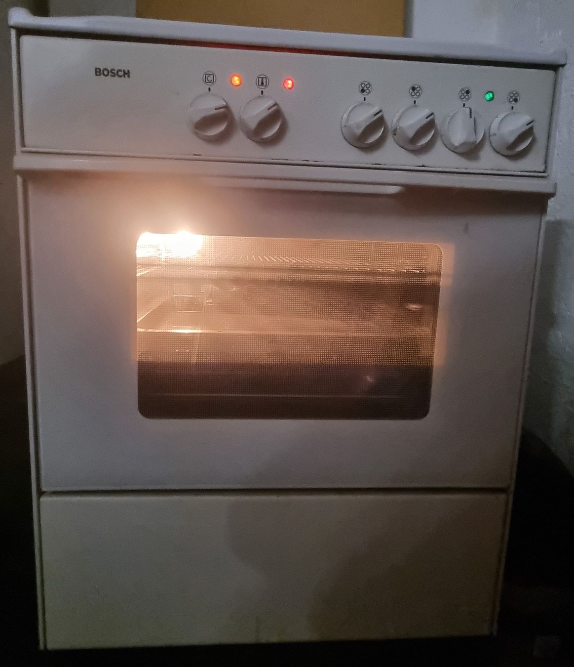 Cucine: Cuisinière Bosch, 4 plaques traditionnelles, four – Usato da Neuchatel venduto da Alne