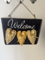 Handgemachtes Welcome- Schild aus Holz mit Stoffherzen