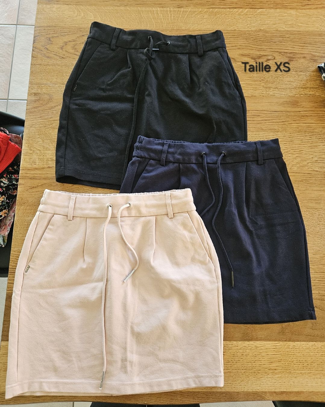 Gonne: lot jupes taille XS – Usato da Vétroz venduto da sas_yln5