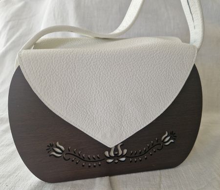 Kleine Designer Tasche – Unikat – Nussbaum & weisses Leder