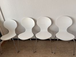 4 Weisse Stühle