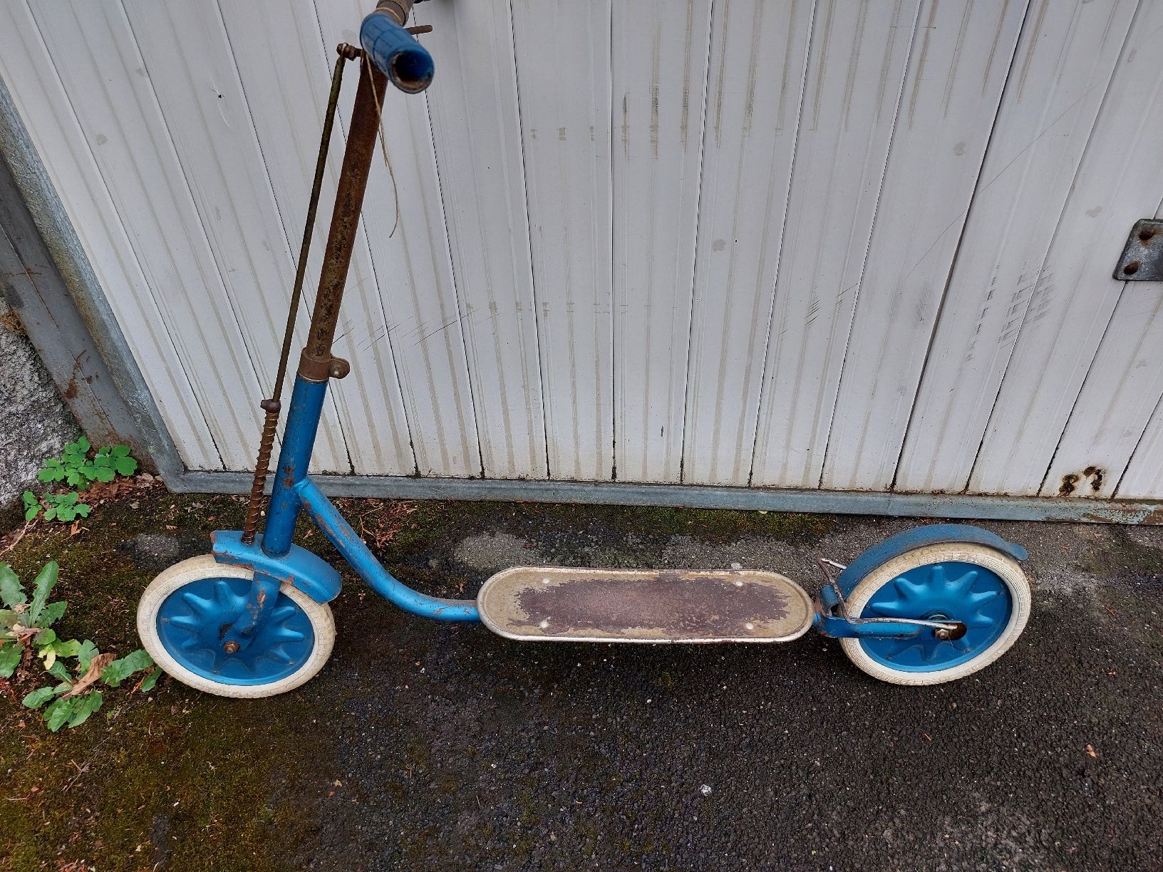 Jouets: Schönes Oldtimer Trottinet blau – D'occasion à Luzern par Legomusegg