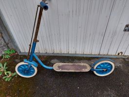 Schönes Oldtimer Trottinet blau