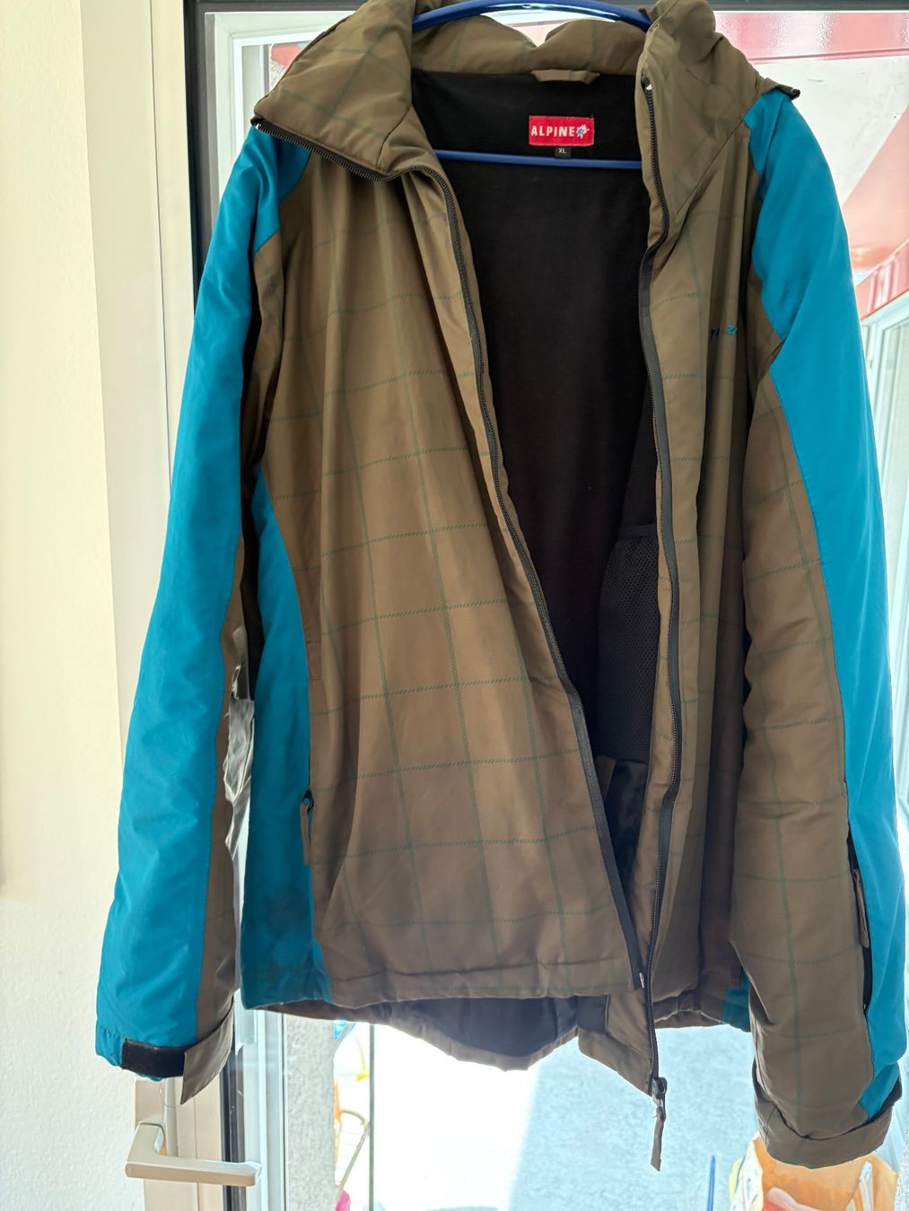 Jacken: Winterjacke mit Kapuze – Gebraucht aus Münchenstein von Fandango2 1