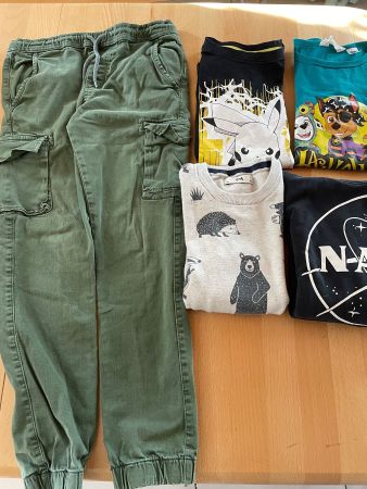 Kleiderpaket Boy, Gr. 134-140, 4 Oberteile, eine Hose