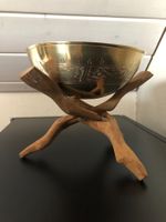 Dreibeinhalter aus Holz mit Messingschale