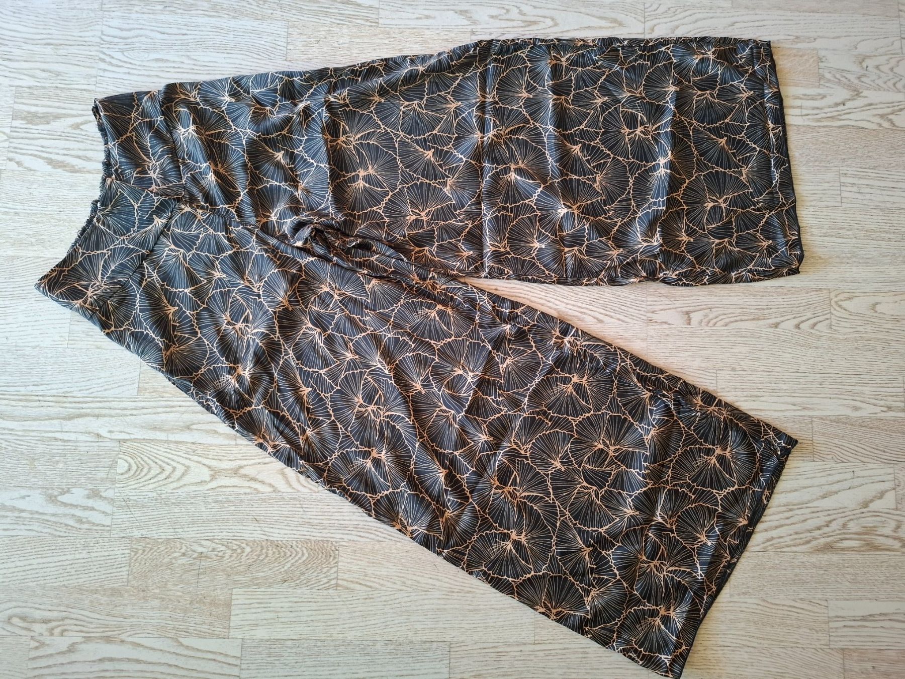 Pantaloni: Weite, fliessende Hose mit Seide. Gr. S – Nuovo (secondo la descrizione) da Wolhusen venduto da Pindha05
