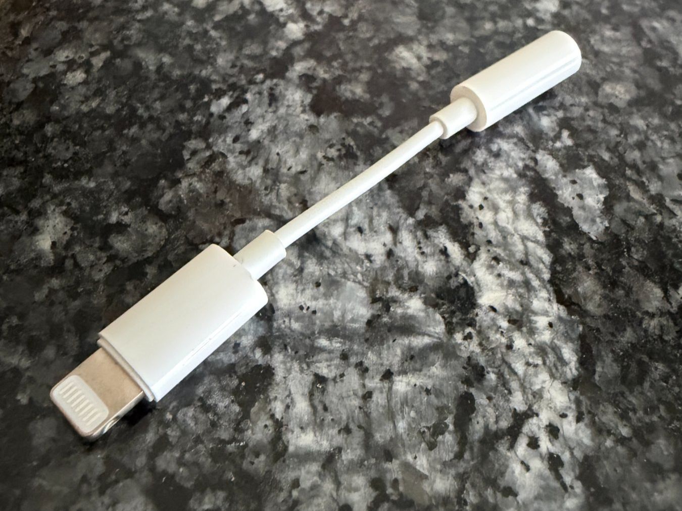 Apple Unità & Adattatore: Apple Lightning auf 3,5-mm-Kopfhöreranschluss Adapter – Usato da Dübendorf venduto da dreamliner-787
