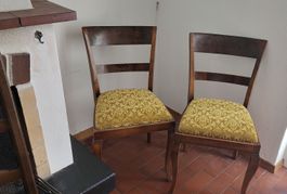 Zwei Holzstühle mit gelbem Stoffbezug gebraucht