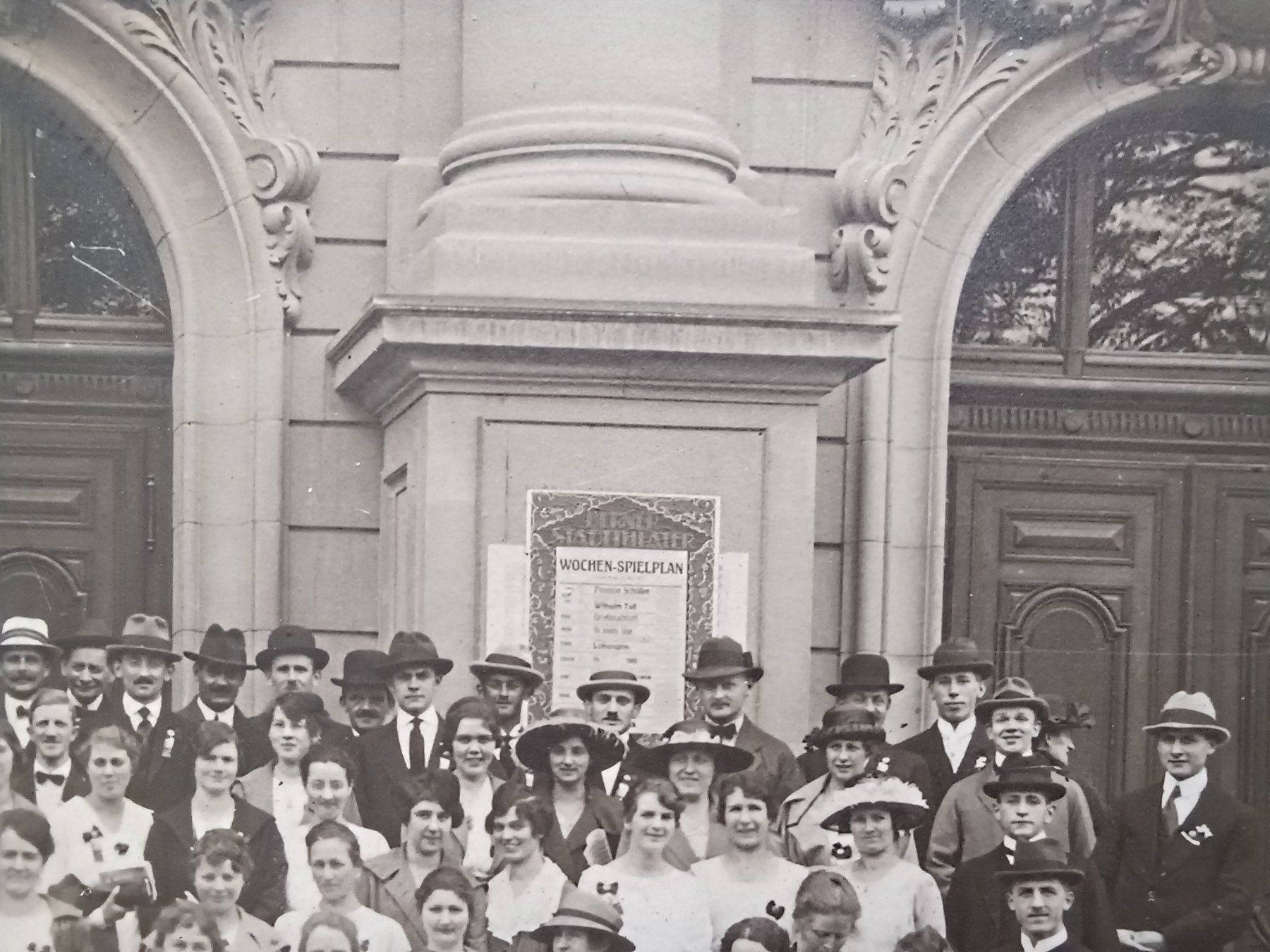 Cartoline postali: Wer ?, Gruppenbild vor dem Berner Stadttheater – Usato da Aarau Rohr venduto da mgvw 5