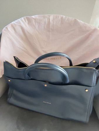 Coccinelle Sac à main en cuir bleu marine, état neuf!