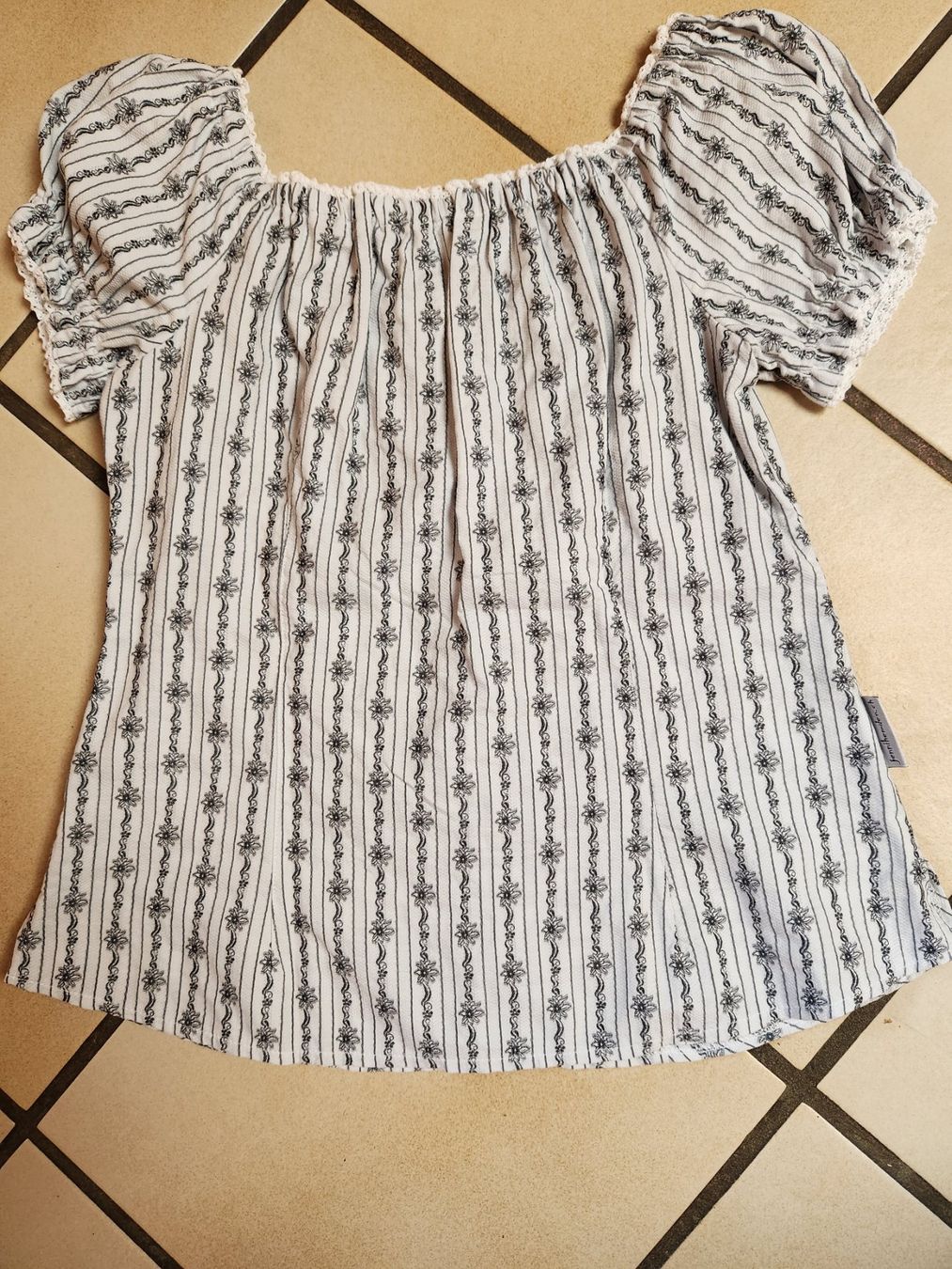 Camicette: Edelweissbluse von Jenni mit Pufffärmel  Hellgrau Neu Gr.38 – Nuovo e nell'imballaggio originale da Gstaad venduto da Meiel2020 1
