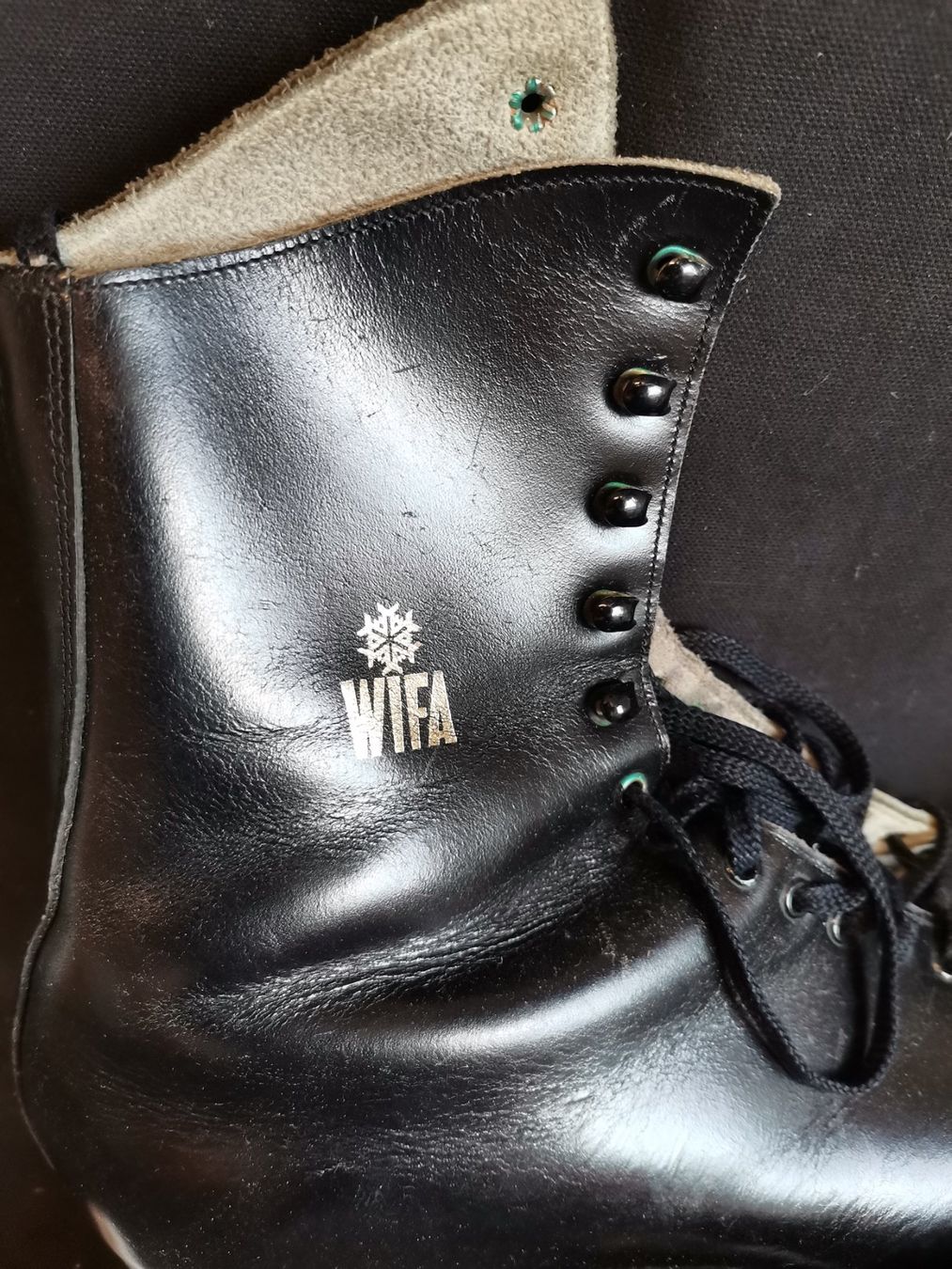 Pattini da ghiaccio: Wifa Eislaufschuhe, Vintage Eislaufschuhe, Schlittschuhe Led – Usato da Wiedlisbach venduto da materialkreislauf 1