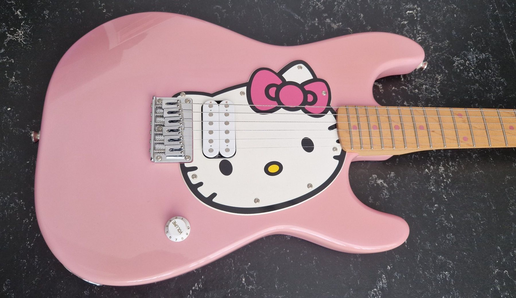Squier Musikinstrumente: Squier Hello Kitty Stratocaster (1. Generation) – Gebraucht aus Olten von gopm 1
