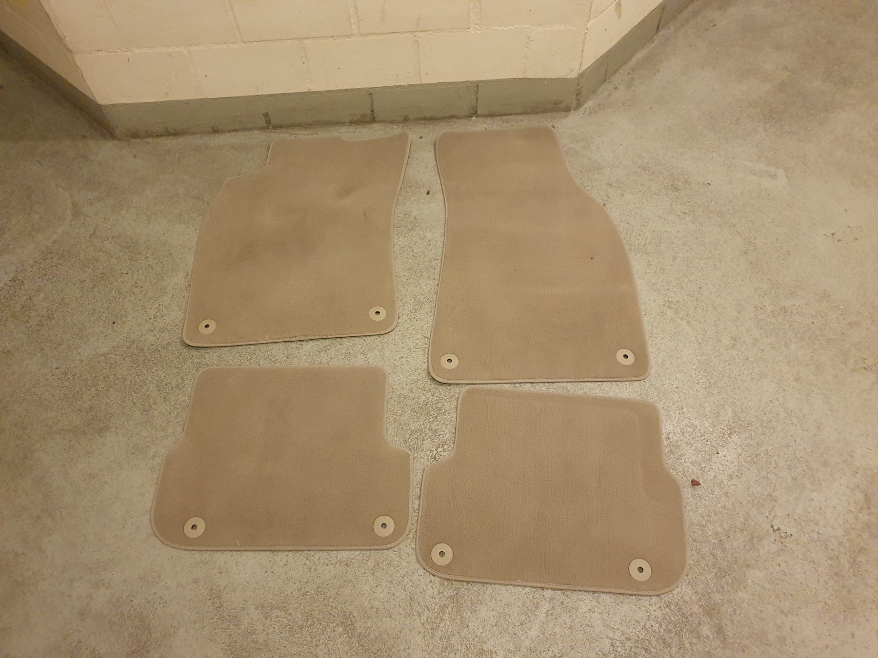 Audi Tappeti & Tappetini: Original Audi A6 4F Fussmatten Beige 2006-2011 – Usato da Basel venduto da ser_q9qm