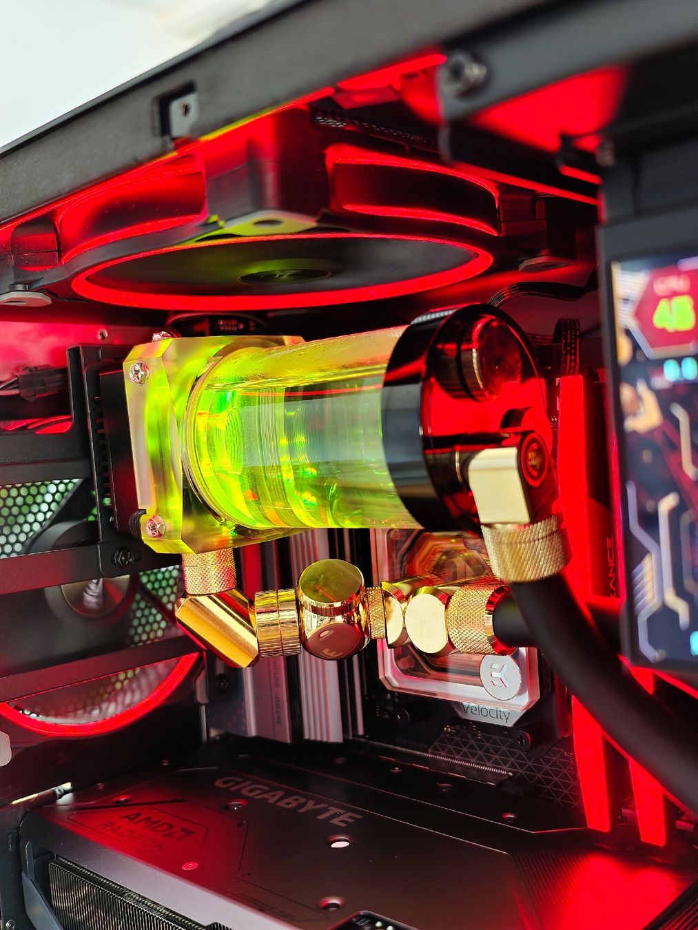 Amd PC: Custom-Loop Gaming PC | Ryzen 7 | RX 9070 XT | 64GB DDR5  – Usato da Kehrsatz venduto da Buildbar 3