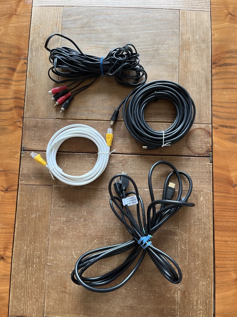Câbles: Kabel-Set: 2x HDMI, LAN, Cinch & langes Koaxialkabel – D'occasion à Basel par Nath-