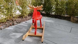 Schaukelpferd aus Holz (roter Elch)