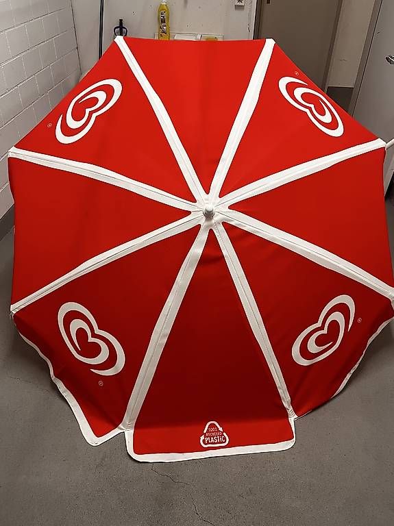 Parasols: Lusso Sonnenschirm mit Abfalleimer – D'occasion à Rotkreuz par FAST1 1