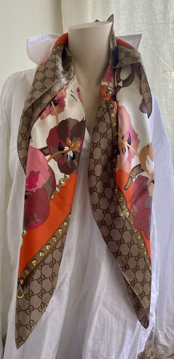 Gucci Foulards, Tücher & Schals: Wunderschönes Seidenfoulard von Gucci – Neu (gemäss Beschreibung) aus Zürich von Caracol1998