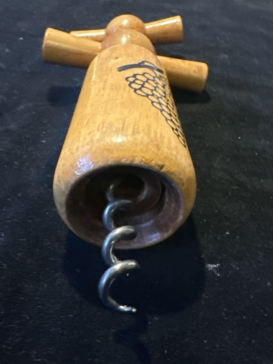 Apribottiglie & Tappi per chiusura: Holz Korkenzieher Weinflaschenöffner mit Traubenmuster Deko  – Usato da Zürich venduto da Chaeffeler 4