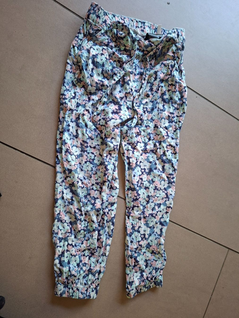 H&M Pantalons: Sommerhose mit Blumenmuster Gr. 110 – D'occasion à Erlinsbach par pfunky
