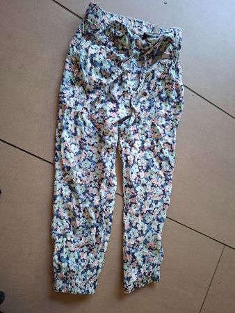 Sommerhose mit Blumenmuster Gr. 110