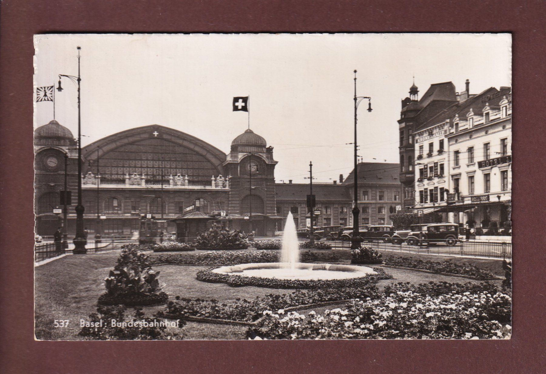 Cartoline postali: BASEL - Bundesbahnhof - Tram - Auto // leichter Eckbug // – Usato da Pully venduto da nicecards