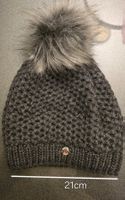 Graue Strickmuetze mit Fellbommel - Warm durch den Winter!