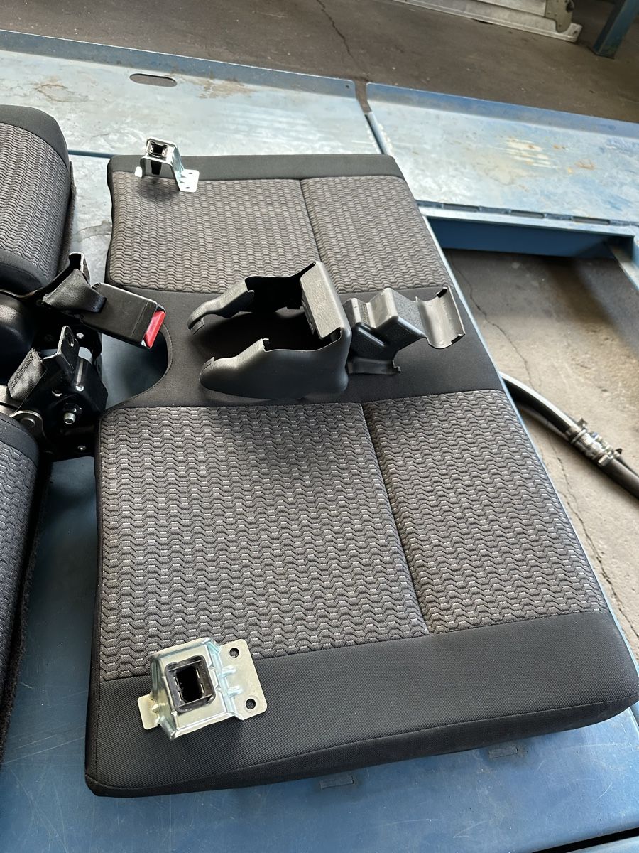 Suzuki Tutti pezzi di ricambio auto: Zweite Sitzreihe Suzuki Jimny – Usato da Trun venduto da TheTschaub 4