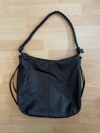 Schwarze Schultertasche mit Flechtdetails und Fransen