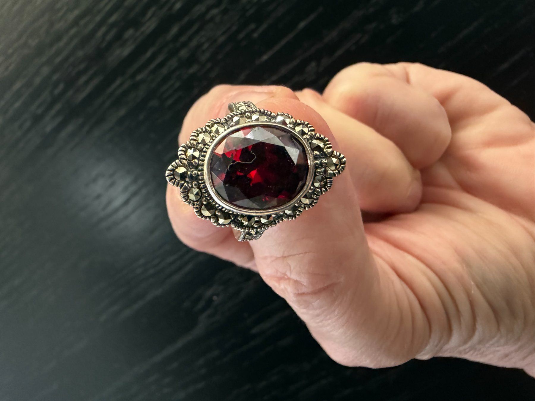 Autres bijoux: Ein silberner Ring und Ohrringe mit Granaten. – D'occasion à Mettmenstetten par Georginax 2