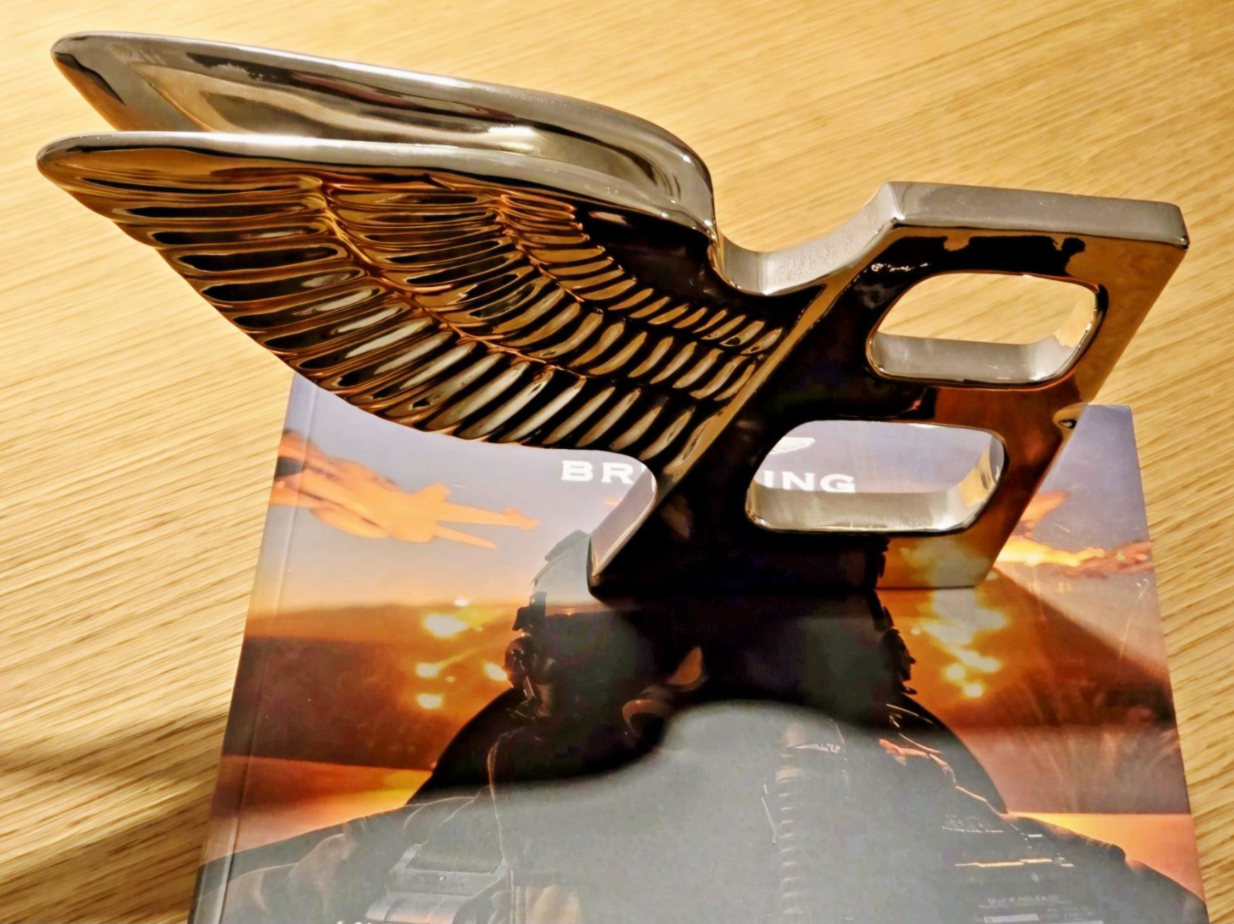 Tutte le decorazioni: ORIGINAL BREITLING FLYING B BENTLEY AUS METALL – Usato da Winterthur venduto da Navitimer