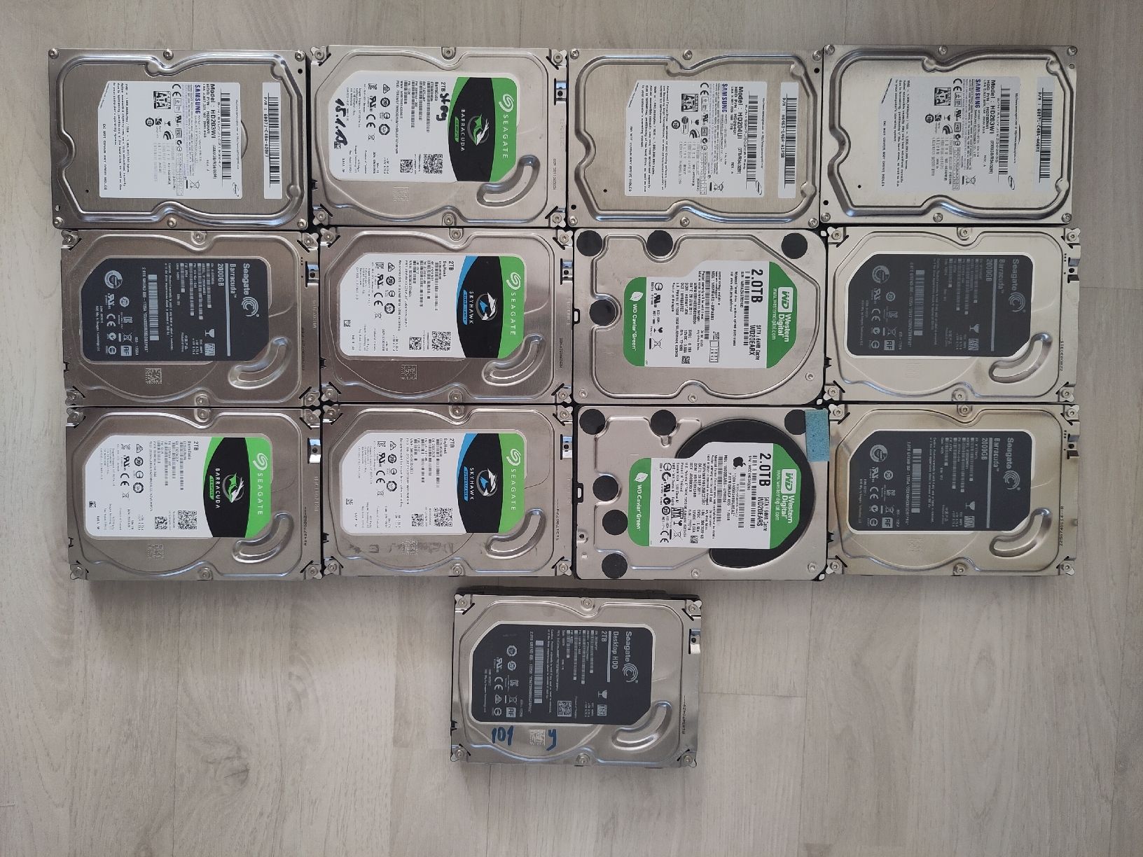 Harddisks: 13x 2TB 3.5" Festplatte – Defekt aus Sargans von sve_hjs5