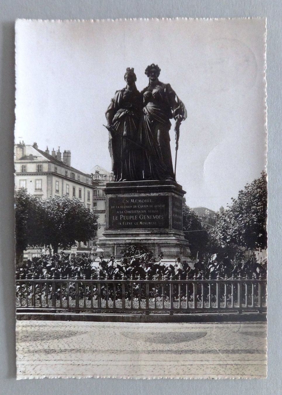 Ansichtskarten: Genève - Monument de la République – Gebraucht aus Fétigny von Billy2miny