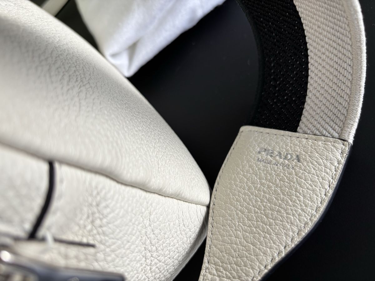 Prada Borse da donna: Prada Flou Crossbody Bag White – Nuovo (secondo la descrizione) da Biel/Bienne venduto da Eiskristall08 1