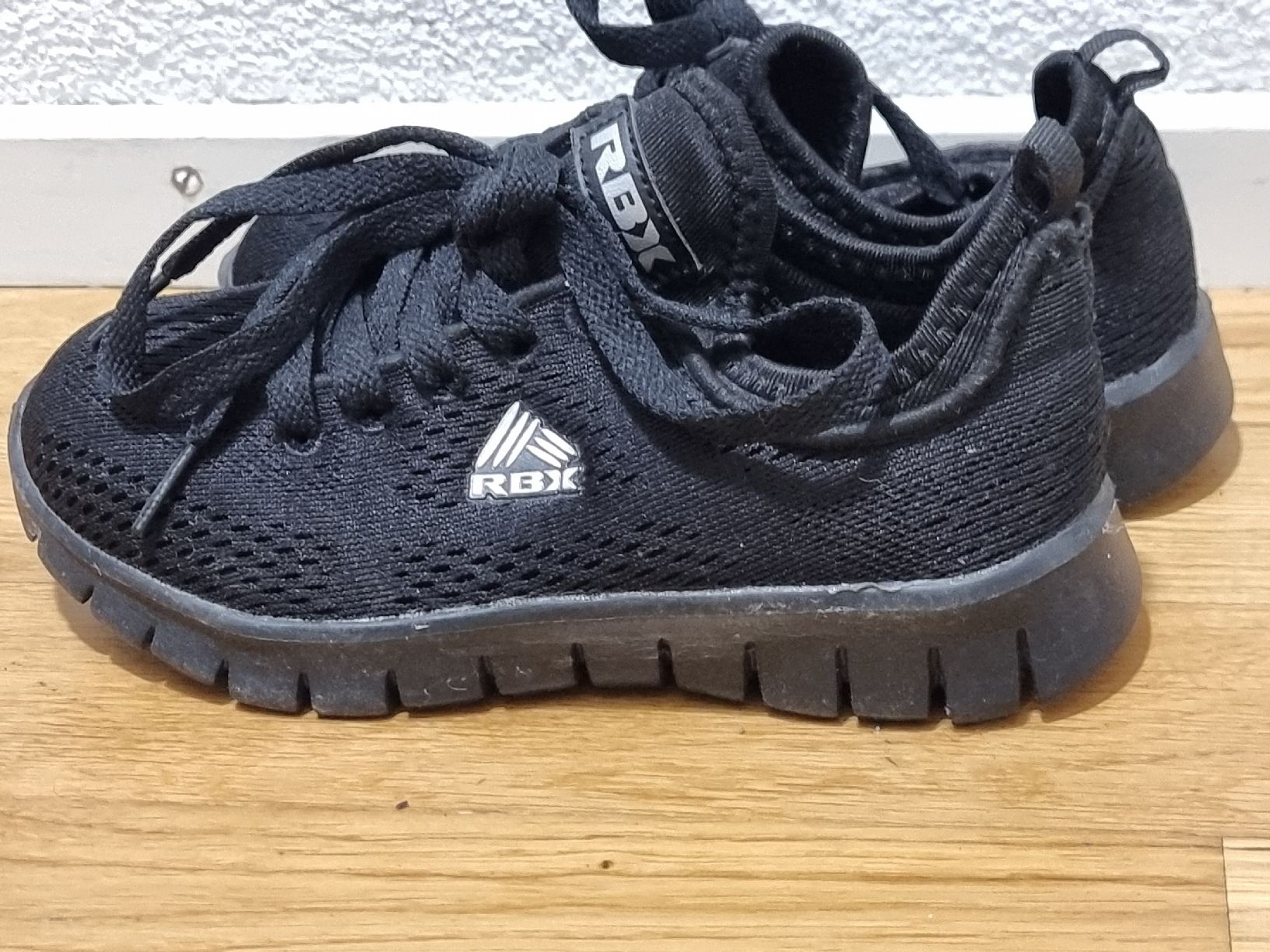 Schuhe für Jungen: Stylische schwarze Sneaker, Grösse EU 30 – Neu (gemäss Beschreibung) aus Stallikon von tim079 1