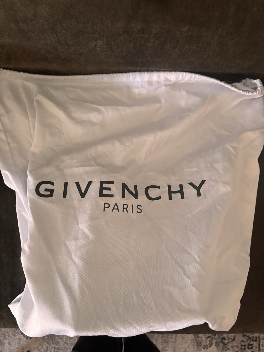 Givenchy Borse da donna: Givenchy Calfskin Infinity Bucket Bag Black – Nuovo (secondo la descrizione) da Oberrohrdorf venduto da api_s6d2 7